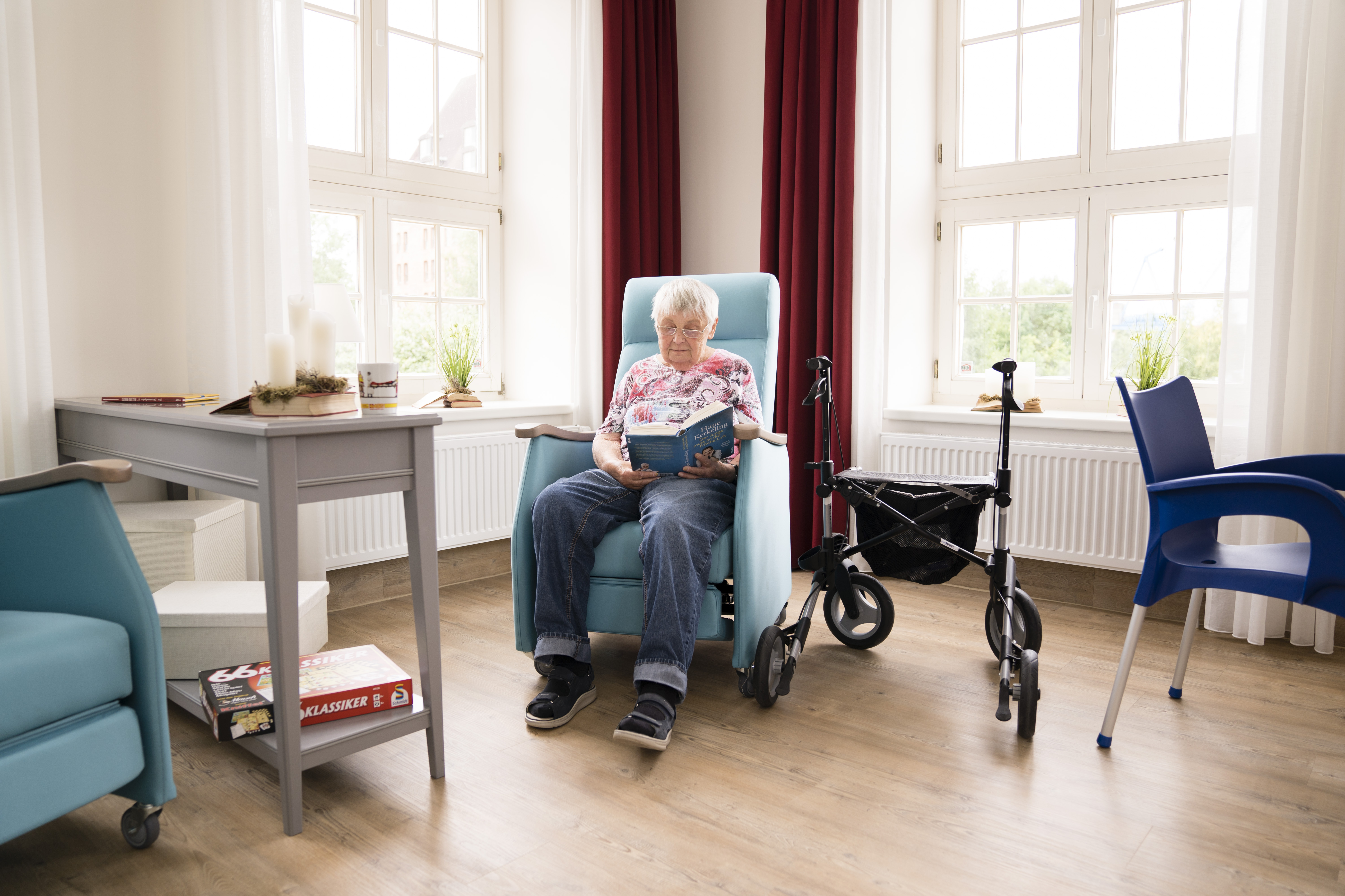 Symbolbild Servicewohnen, Dame in heller Wohnung