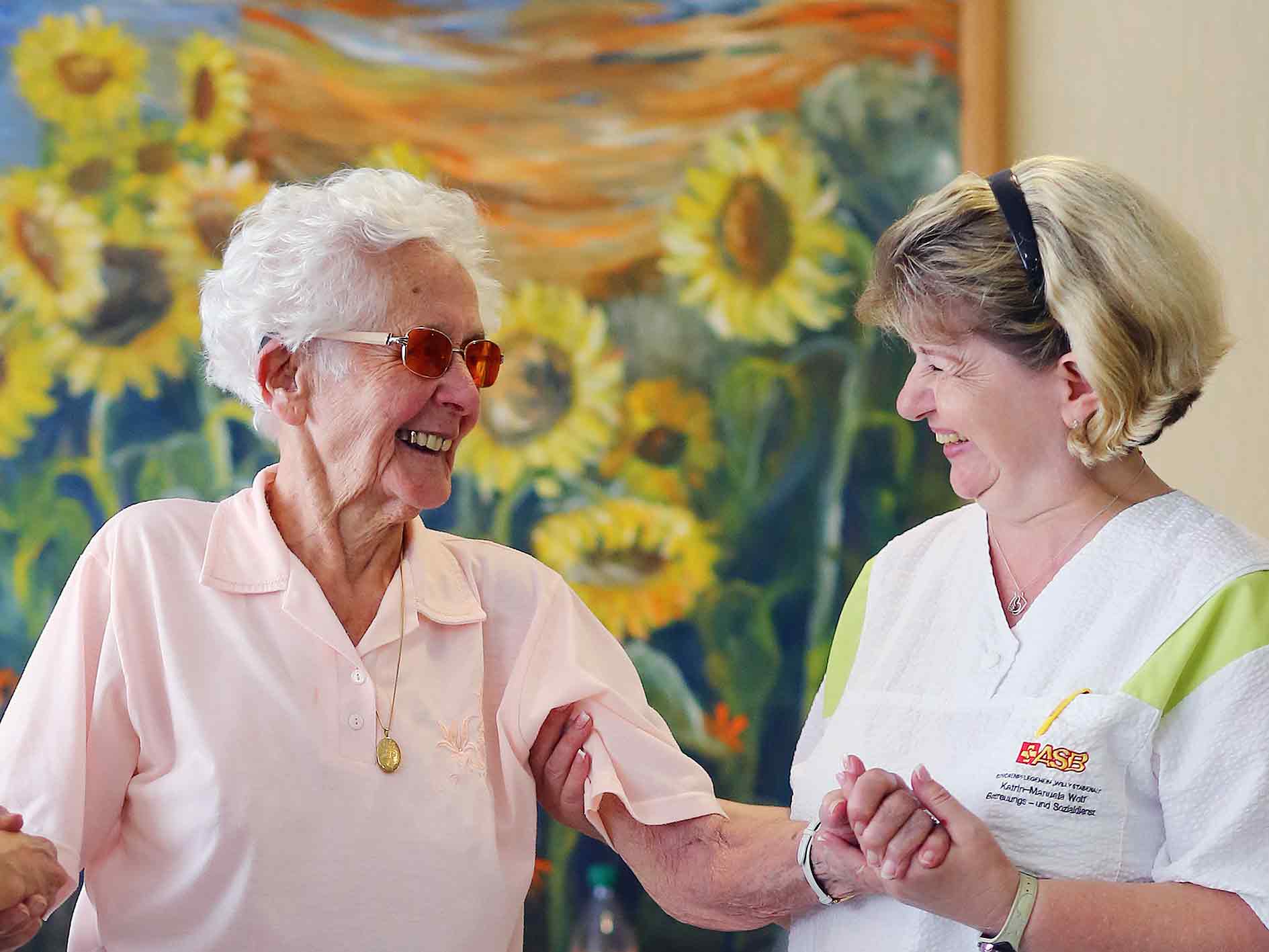 Bild Bewohnerin und Pflegekraft