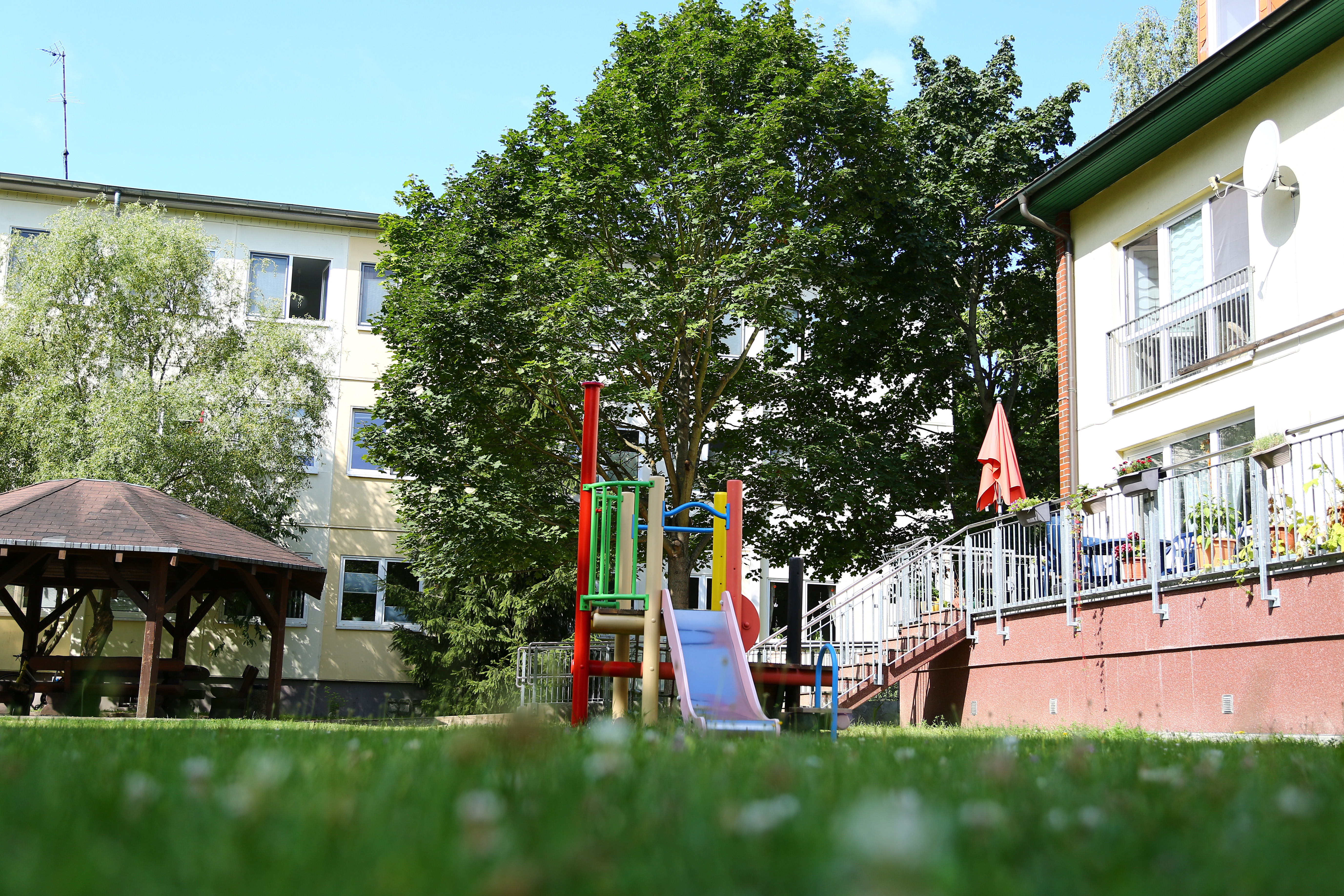 Außenansicht Gebäude Hilfen zur Erziehung mit Kletterturm