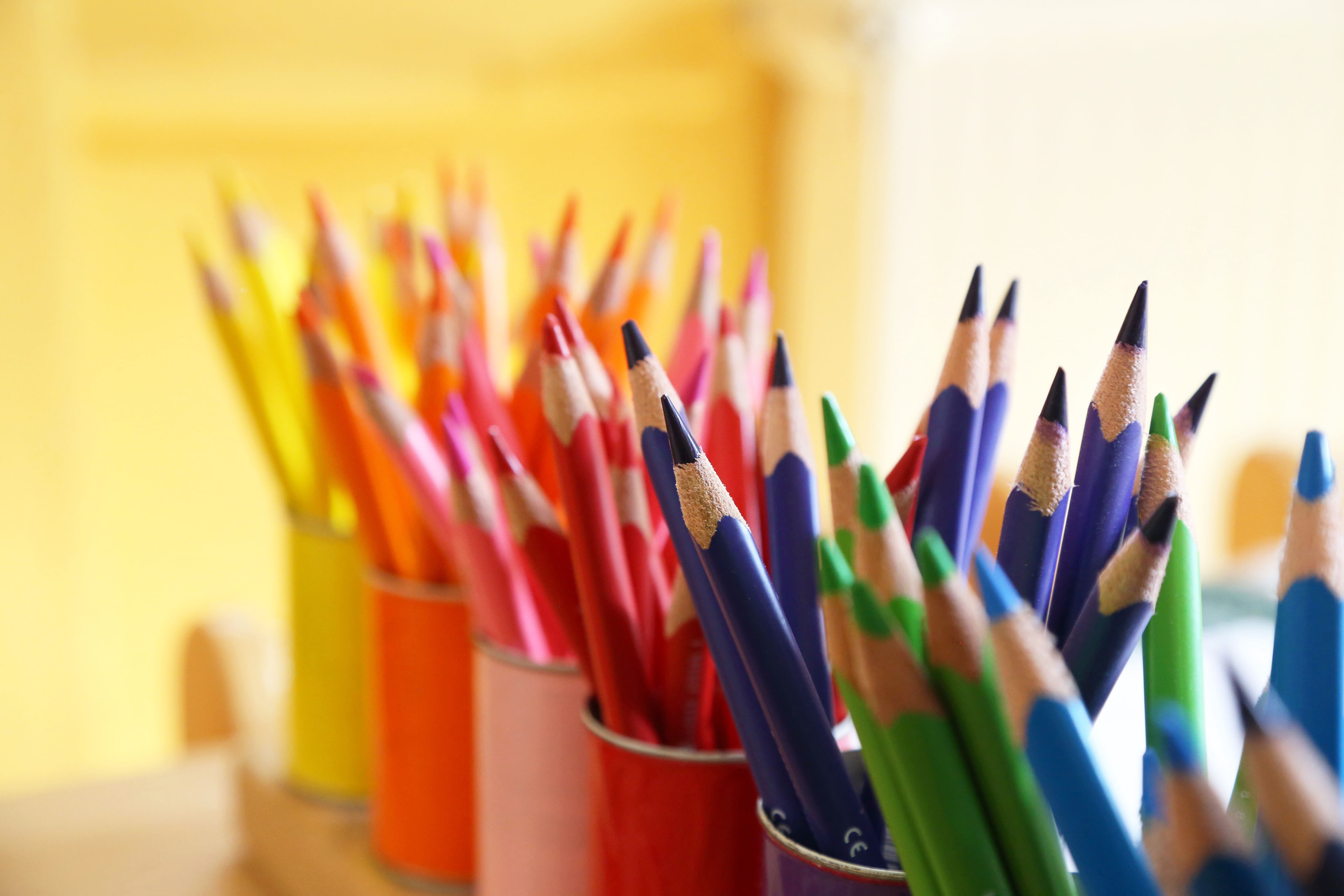 Symbolbild Kinderbetreuung Buntstifte