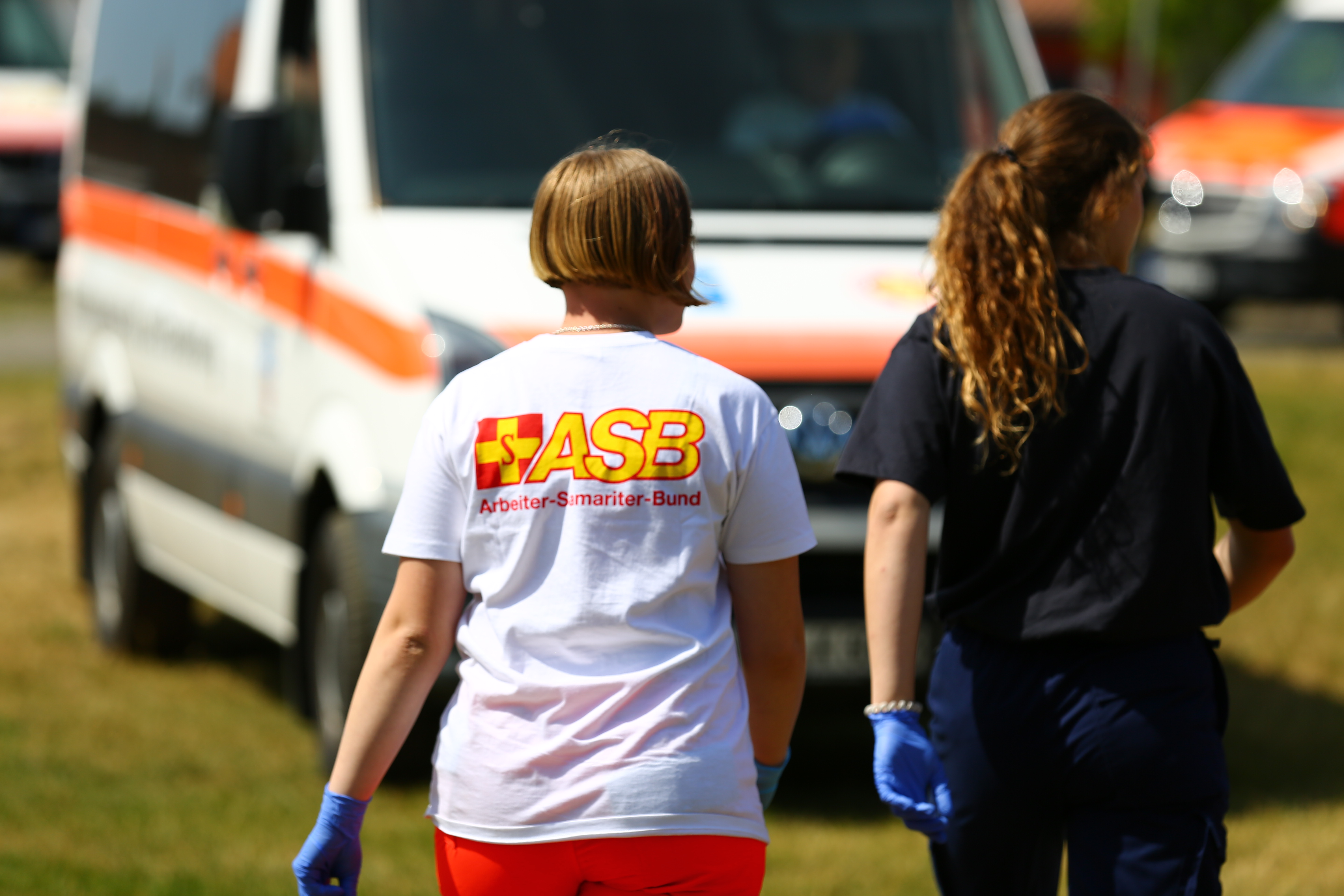 Junge Katschutzhelferin