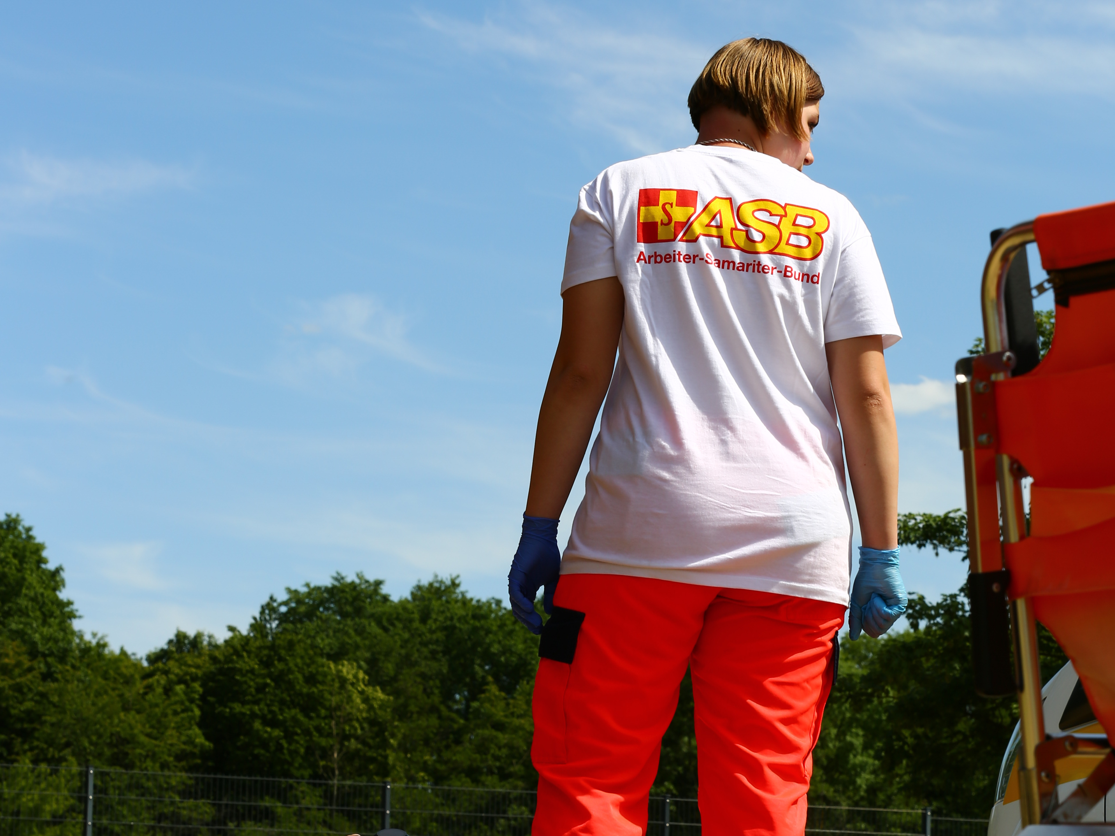 Katschutzhelferin gegen blauen Himmel